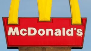Elviteles díj bevezetésére kényszerült a McDonald's